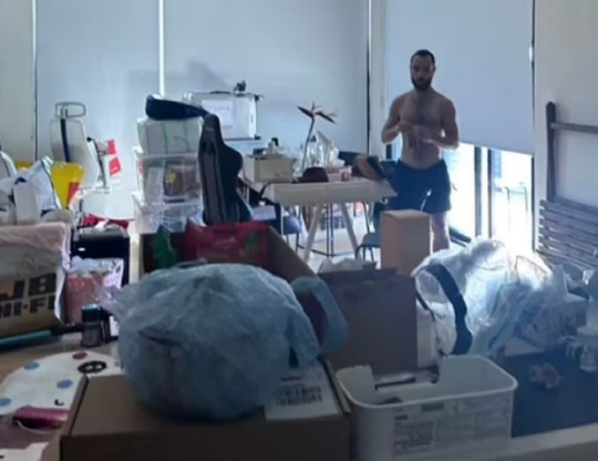 호주에서 여행을 마치고 온 한 대학생이 자신의 집에서 상의를 벗은 낯선 남자와 마주치는 사건이 발생했다.<데일리메일 보도 캡처>